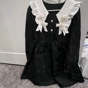 A black skirt with sweet wind.